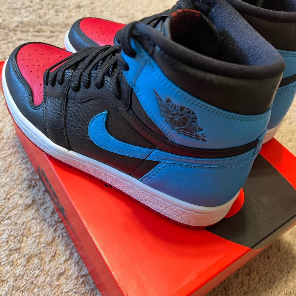 JORDAN 1 RETRO HIGH NC TO CHI LEATHER (W)